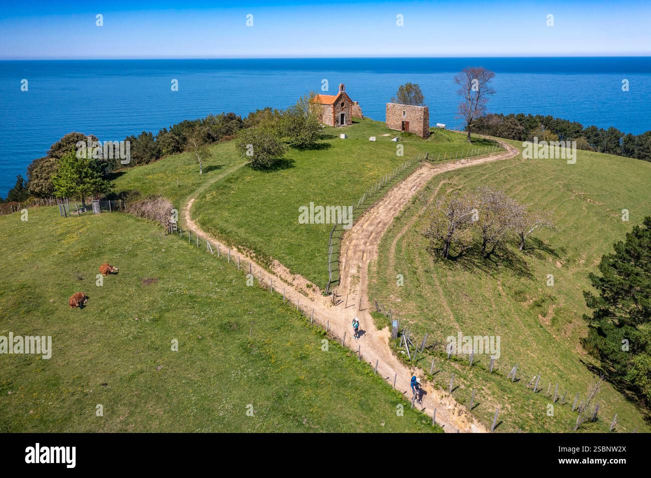 Espagne, pays basque, Guipuzcoa, Deba, ermitage Santa Catalina du XVIe siècle, qui a longtemps été un point de référence pour les pèlerins se dirigeant vers le nord à Saint-Jacques-de-Compostelle. La messe n'est célébrée ici que le jour de la Saint-Jean (24 juin), vue aérienne Banque D'Images Espagne, pays basque, Guipuzcoa, Deba, ermitage Santa Catalina du XVIe siècle, qui a longtemps été un point de référence pour les pèlerins se dirigeant vers le nord à Saint-Jacques-de-Compostelle. La messe n'est célébrée ici que le jour de la Saint-Jean (24 juin), vue aérienne Banque D'Images