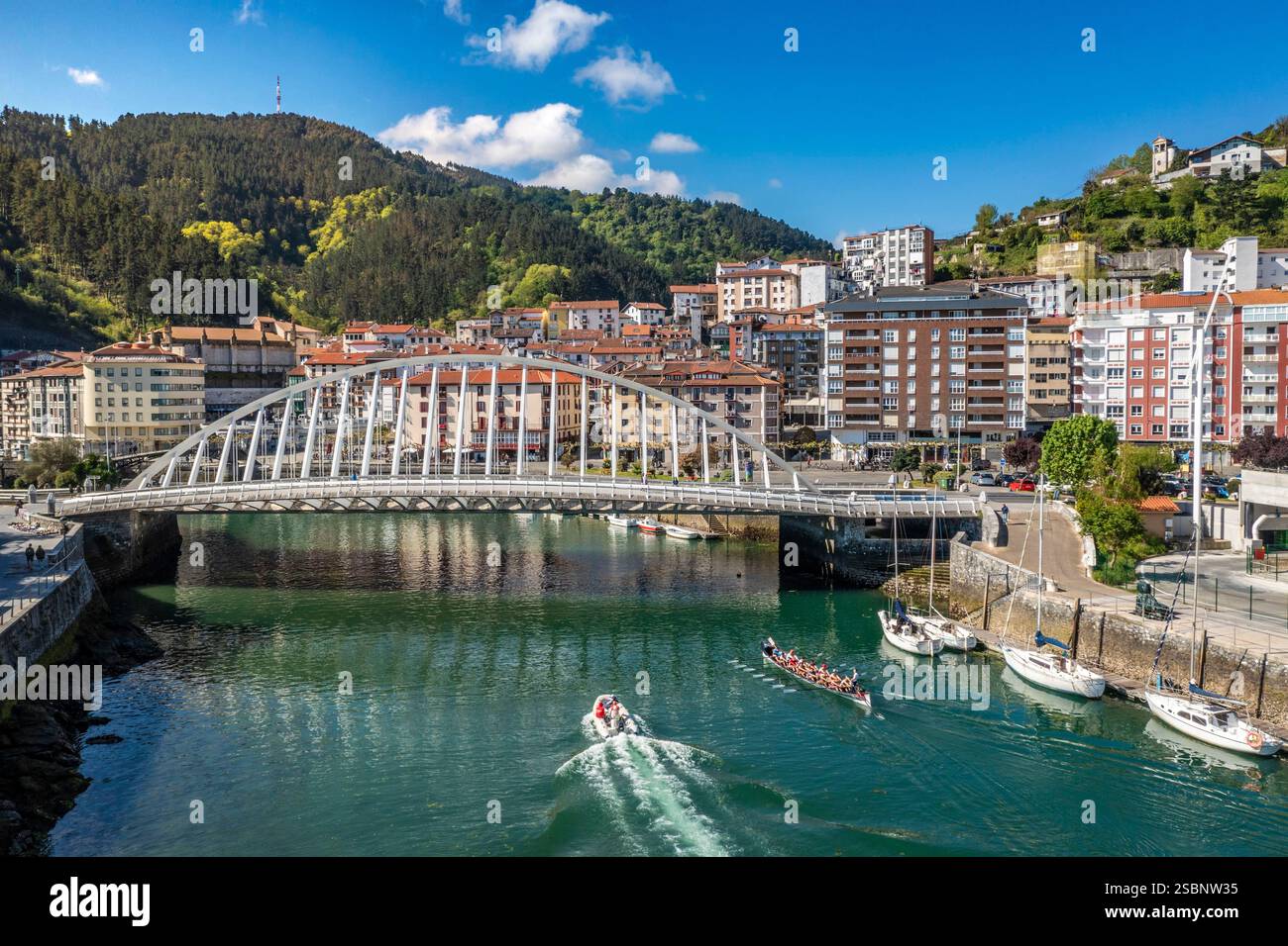 Espagne, pays Basque, Guipuzcoa, Ondarroa, entraînement de l'équipage sur un trainera ou un drag boat, qui est un bateau de pêche transformé en bateau de sport sur lequel courir Banque D'Images