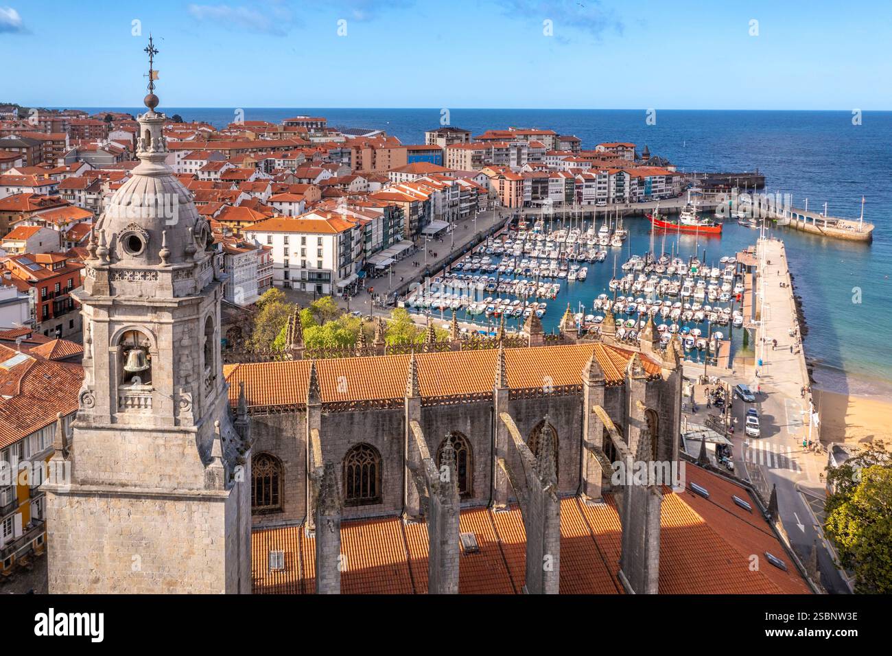 Espagne, pays Basque, Guipuzcoa, le port de Lekeitio et la basilique notre-Dame de l'Assomption à Lekeitio, escale sur le Camino del Norte, la route espagnole de pèlerinage à Saint-Jacques-de-Compostelle, site du patrimoine mondial de l'UNESCO, vue aérienne Banque D'Images Espagne, pays Basque, Guipuzcoa, le port de Lekeitio et la basilique notre-Dame de l'Assomption à Lekeitio, escale sur le Camino del Norte, la route espagnole de pèlerinage à Saint-Jacques-de-Compostelle, site du patrimoine mondial de l'UNESCO, vue aérienne Banque D'Images