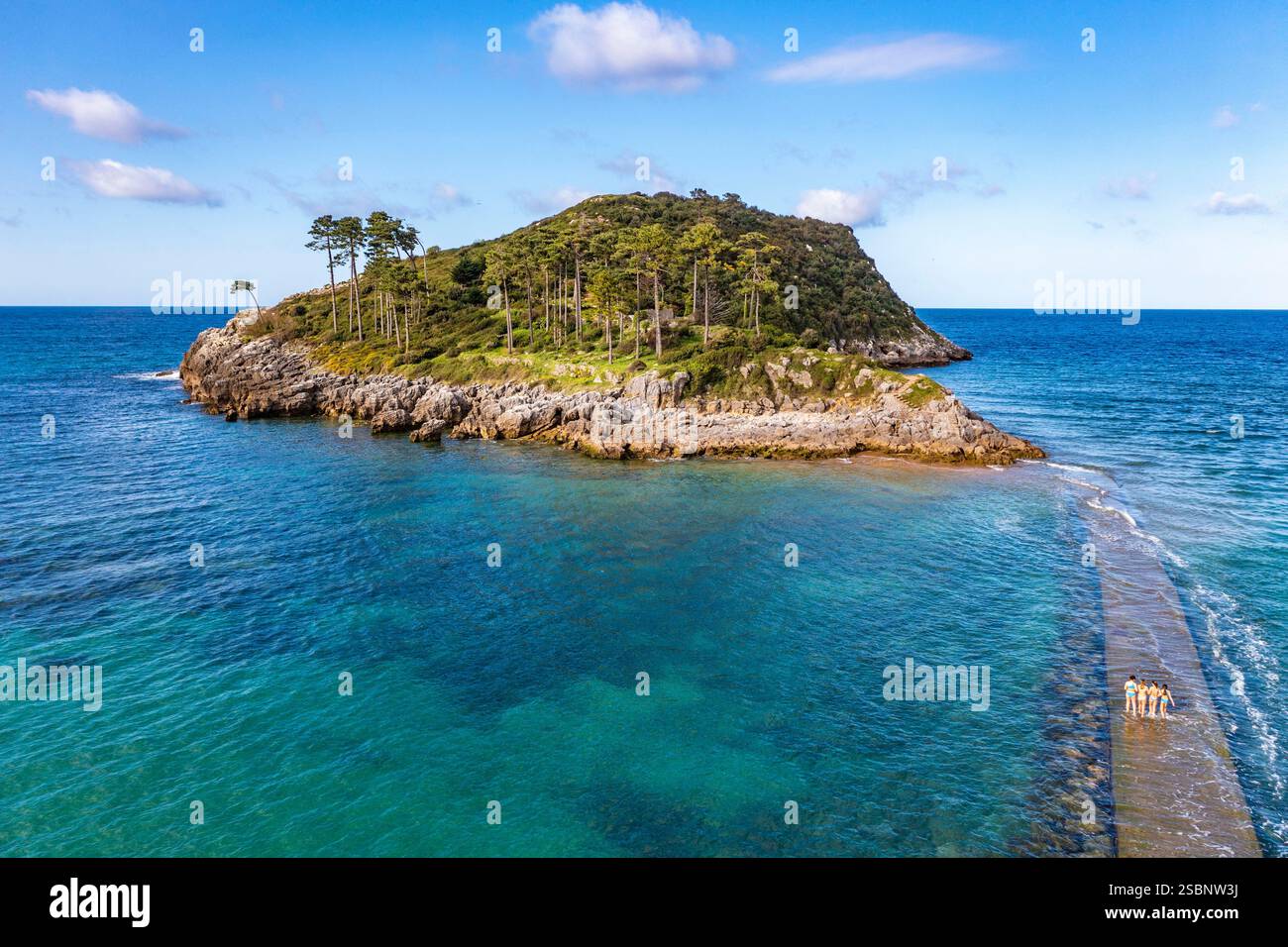 Espagne, pays Basque, Guipuzcoa, Lekeitio, île de San Nikolas, escale sur le Camino del Norte, route espagnole de pèlerinage à Saint-Jacques-de-Compostelle, site classé au patrimoine mondial de l'UNESCO, vue aérienne Banque D'Images Espagne, pays Basque, Guipuzcoa, Lekeitio, île de San Nikolas, escale sur le Camino del Norte, route espagnole de pèlerinage à Saint-Jacques-de-Compostelle, site classé au patrimoine mondial de l'UNESCO, vue aérienne Banque D'Images