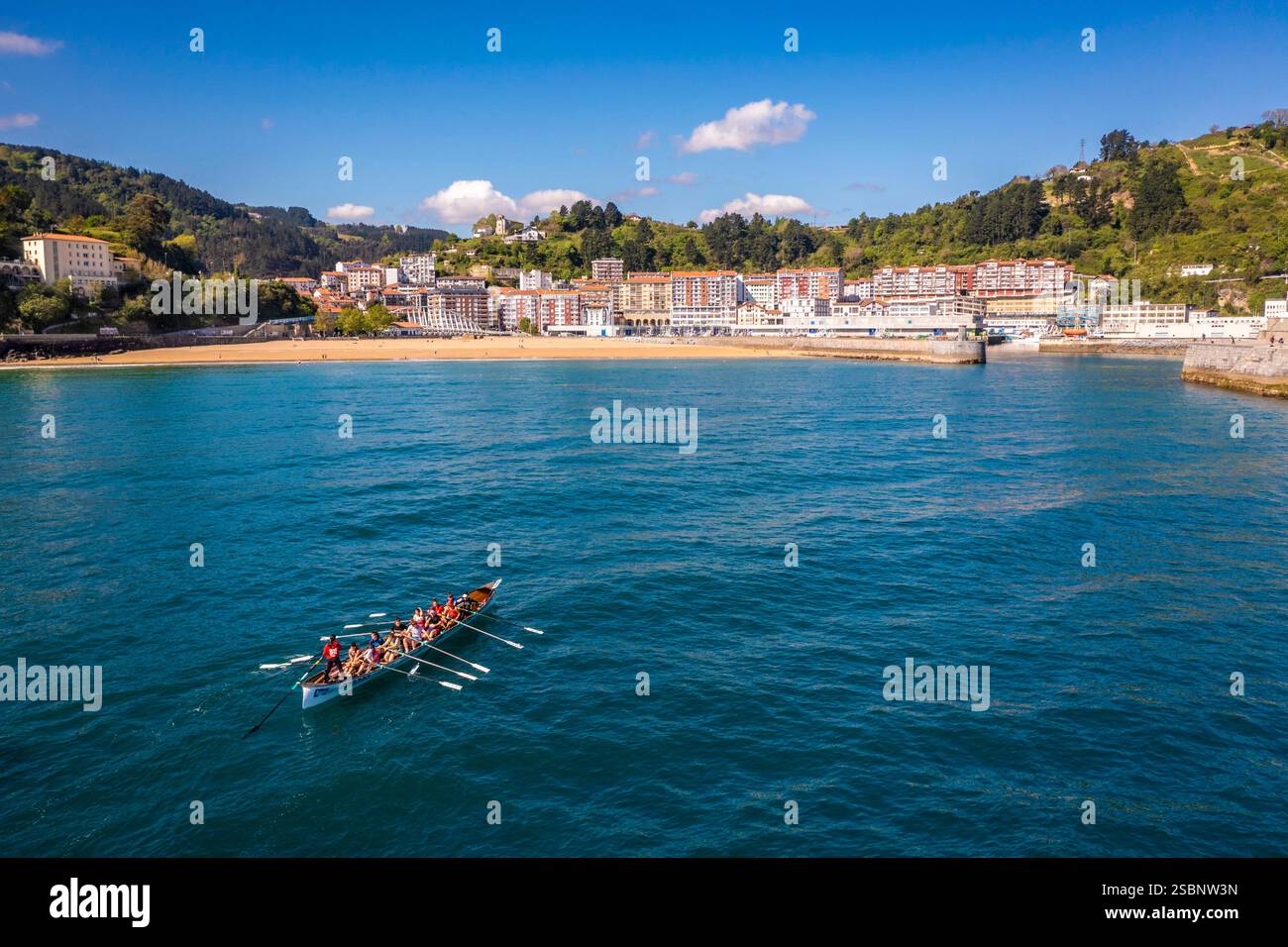 Espagne, pays Basque, Guipuzcoa, Ondarroa, entraînement de l'équipage sur un trainera ou un drag boat, qui est un bateau de pêche transformé en bateau de sport sur lequel courir Banque D'Images