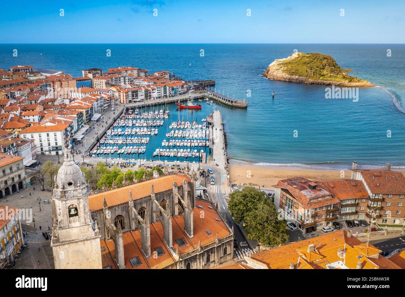 Espagne, pays Basque, Guipuzcoa, le port de Lekeitio et la basilique notre-Dame de l'Assomption à Lekeitio, escale sur le Camino del Norte, la route espagnole de pèlerinage à Saint-Jacques-de-Compostelle, site du patrimoine mondial de l'UNESCO, vue aérienne Banque D'Images Espagne, pays Basque, Guipuzcoa, le port de Lekeitio et la basilique notre-Dame de l'Assomption à Lekeitio, escale sur le Camino del Norte, la route espagnole de pèlerinage à Saint-Jacques-de-Compostelle, site du patrimoine mondial de l'UNESCO, vue aérienne Banque D'Images