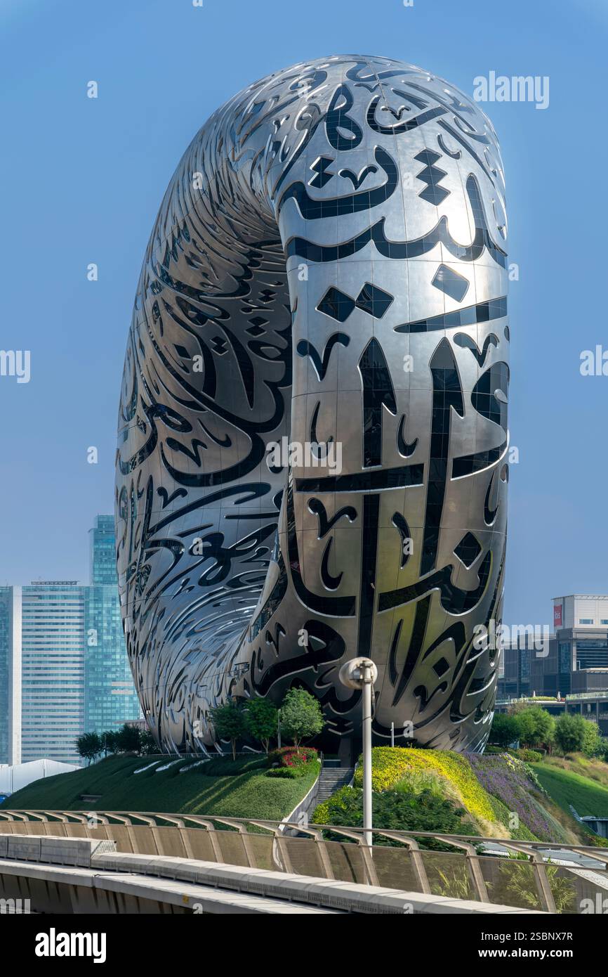 Musée du futur : science, technologie et innovation. Le bâtiment en forme de tore avec des fenêtres en forme de poème en arabe sur l'avenir. Banque D'Images
