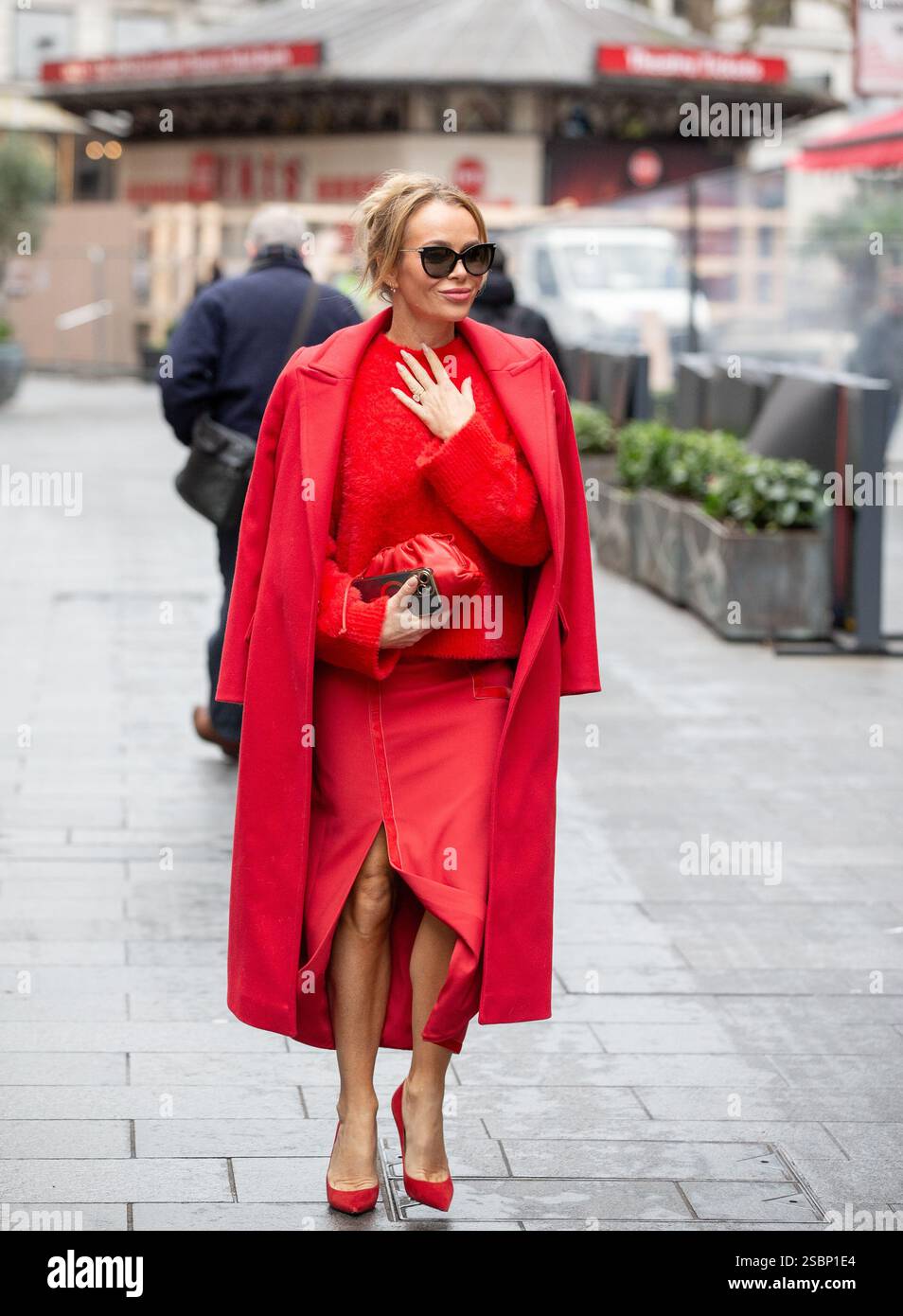 Londres, Angleterre, Royaume-Uni. 4 février 2025. Amanda Holdenouter Global Radio Studios après avoir présenté son émission de radio Heart Breakfast Credit : Richard Lincoln/Alamy Live News Banque D'Images