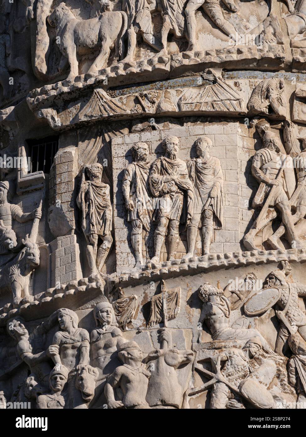 Rome. Italie. Colonne de Marc Aurèle (AD 193), sur la Piazza Colonna. Détail d'une scène de secours représentant un campement militaire. Empereur romain Marcus Aur Banque D'Images
