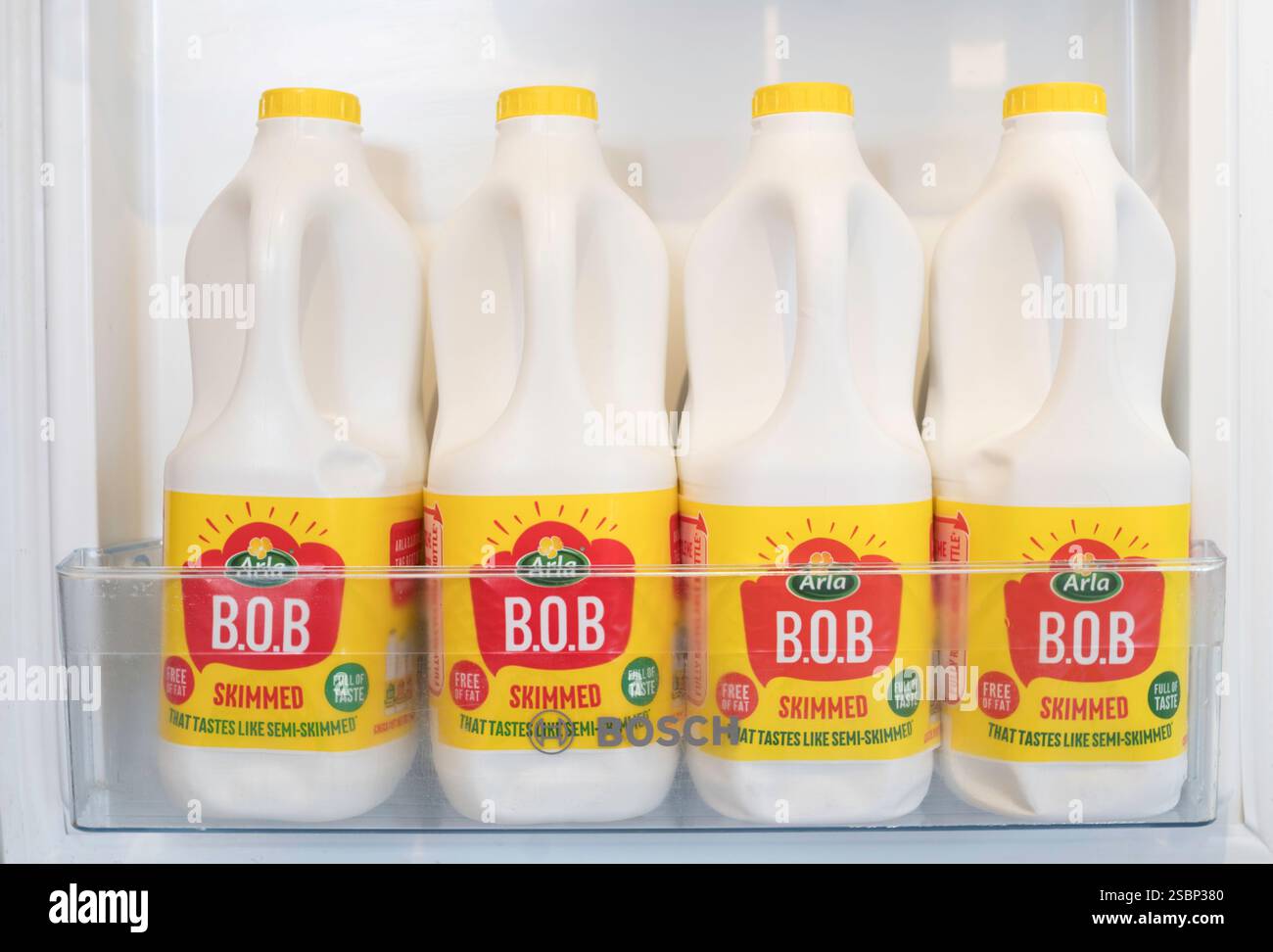 Récipients de lait ARLA BOB dans un réfrigérateur domestique, Angleterre, Royaume-Uni Banque D'Images