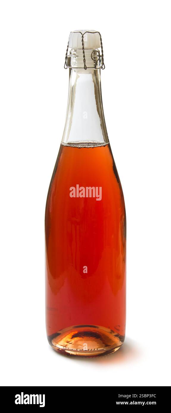 Une bouteille de champagne rose isolé sur fond blanc Banque D'Images