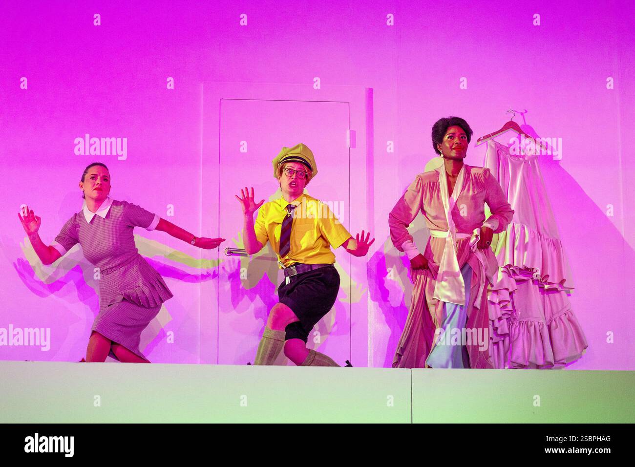 Londres, Royaume-Uni. 03rd Feb, 2025. Mozart 'LE MARIAGE DE FIGARO' English National Opera (ENO), London Coliseum, Royaume-Uni. La première reprise de la production mise à jour de Joe Hill-Gibbins en 2020 qui n’a duré qu’une seule performance avant le confinement de COVID débute le 5 février 2025 avec Mary Bevan (Susanna), Hanna Hipp (Cherubino) & Nardus Williams (Comtesse Almaviva), crédit : Donald Cooper/Alamy Live News Banque D'Images