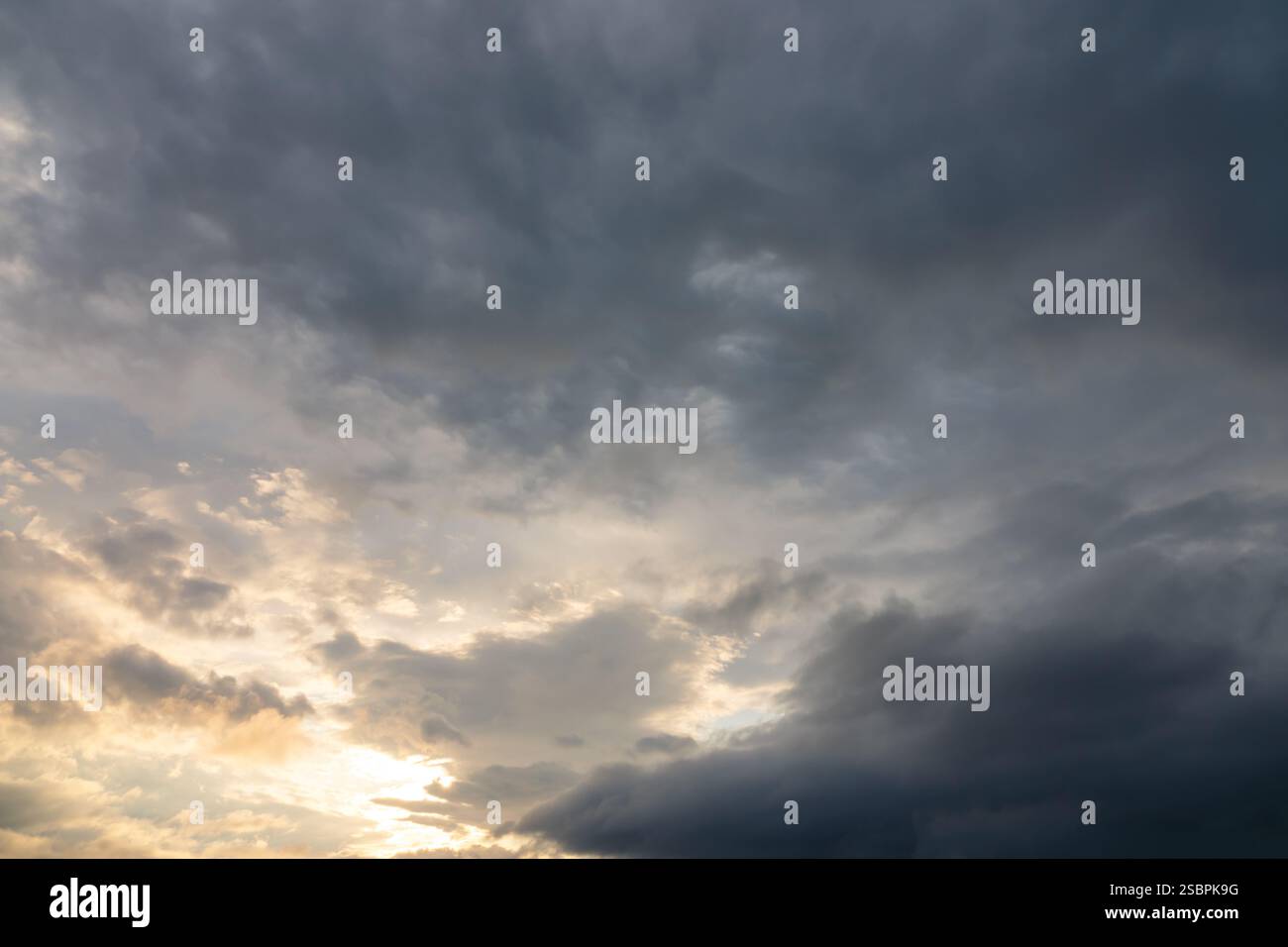 Magnifique ciel sombre avec des nuages sombres au coucher du soleil, remplacement du ciel, arrière-plan de la nature Banque D'Images