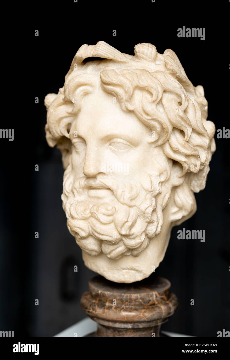 Gros plan sur l'ancienne tête en marbre de Zeus Banque D'Images