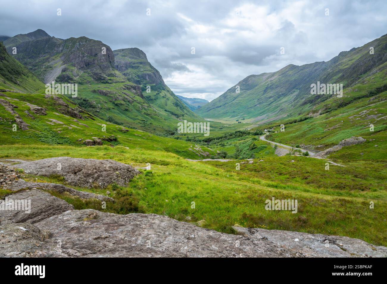 Pittoresque vallée de Glencoe en été, Highlands of Scotland, Royaume-Uni Banque D'Images
