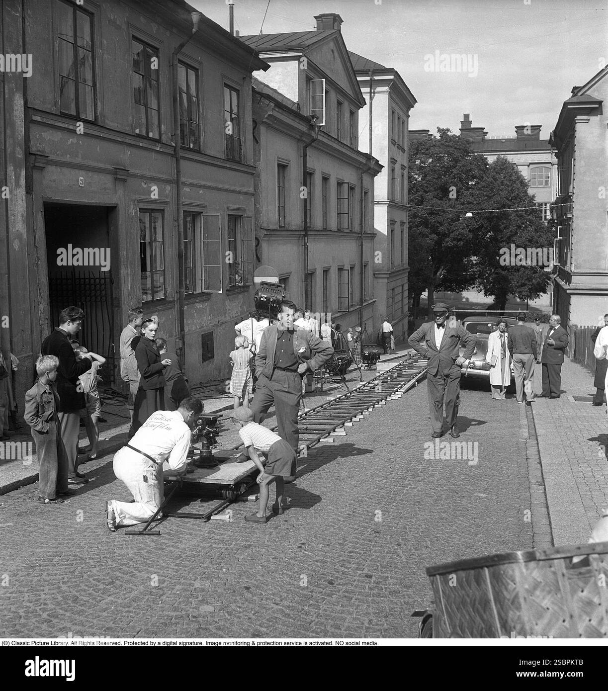 för min heta ungdoms crâne 1952. Film dramatique réalisé par Arne Mattsson. La photo montre le tournage à Uppsala. La caméra est montée sur une plate-forme mobile sur rails. Le film a été présenté en première suédoise le 17 décembre 1952 Banque D'Images