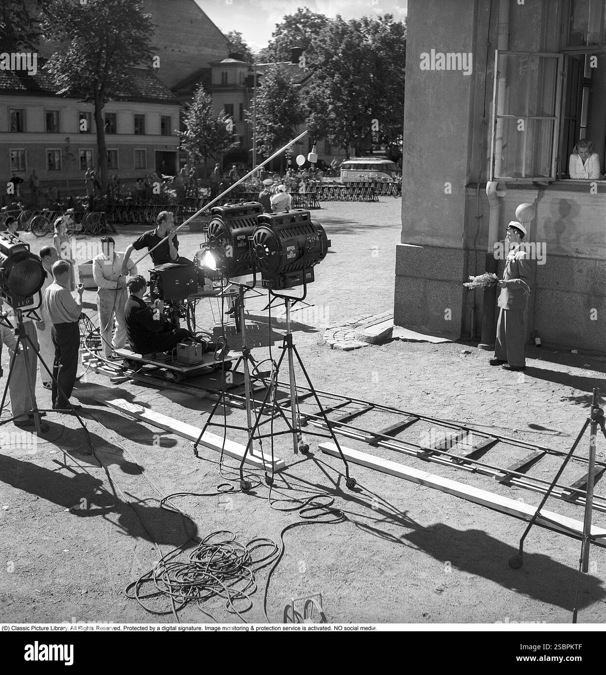 för min heta ungdoms crâne 1952. Film dramatique réalisé par Arne Mattsson. La photo montre le tournage à Uppsala. À droite se trouve Nils Hallberg dans le rôle de l'étudiant de Kuno Andersson regardant l'acteur Erik Bullen Berglund passer. La caméra est montée sur une plate-forme mobile sur des rails qui suivent l'acteur lorsqu'il marche. Le film a été présenté en première suédoise le 17 décembre 1952 Banque D'Images
