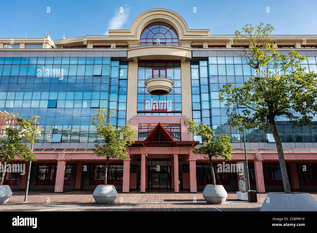 Moderne urbain design architectural contemporain bâtiment de façade en verre sur une place romaine Podgorica, Monténégro. Extérieur d'un bâtiment d'architecture moderne Banque D'Images
