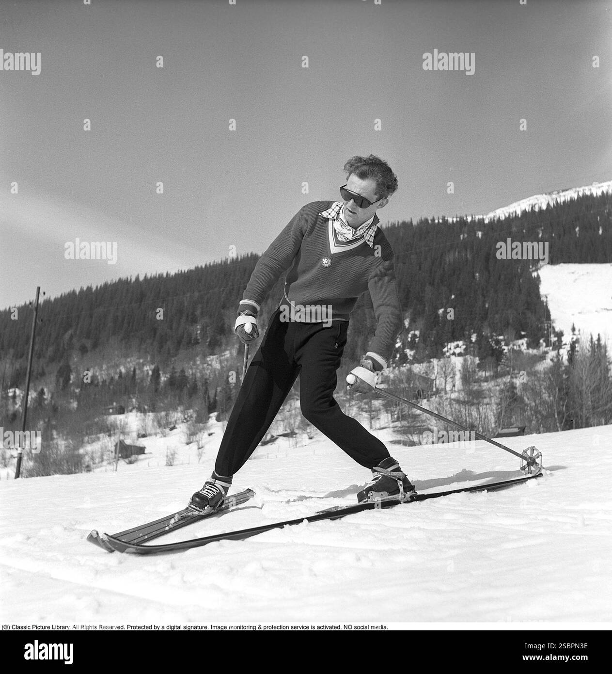 Åre 1952. La station de sports d'hiver populaire à Jämtland Suède où les gens vont skier et socialiser. Sur la photo est un homme qui pourrait être quelque chose d'un expert en ski alpin et slalom, démontrant la bonne façon de tourner et de skier sur la pente. Son équipement de ski, y compris les skis, les fixations et les bâtons, doit avoir été le plus moderne disponible à l'époque. Åre est connue pour sa longue histoire du ski et les années 1950 étaient une époque où le ski était une attraction sportive et touristique croissante. Photographe : Svahn Banque D'Images