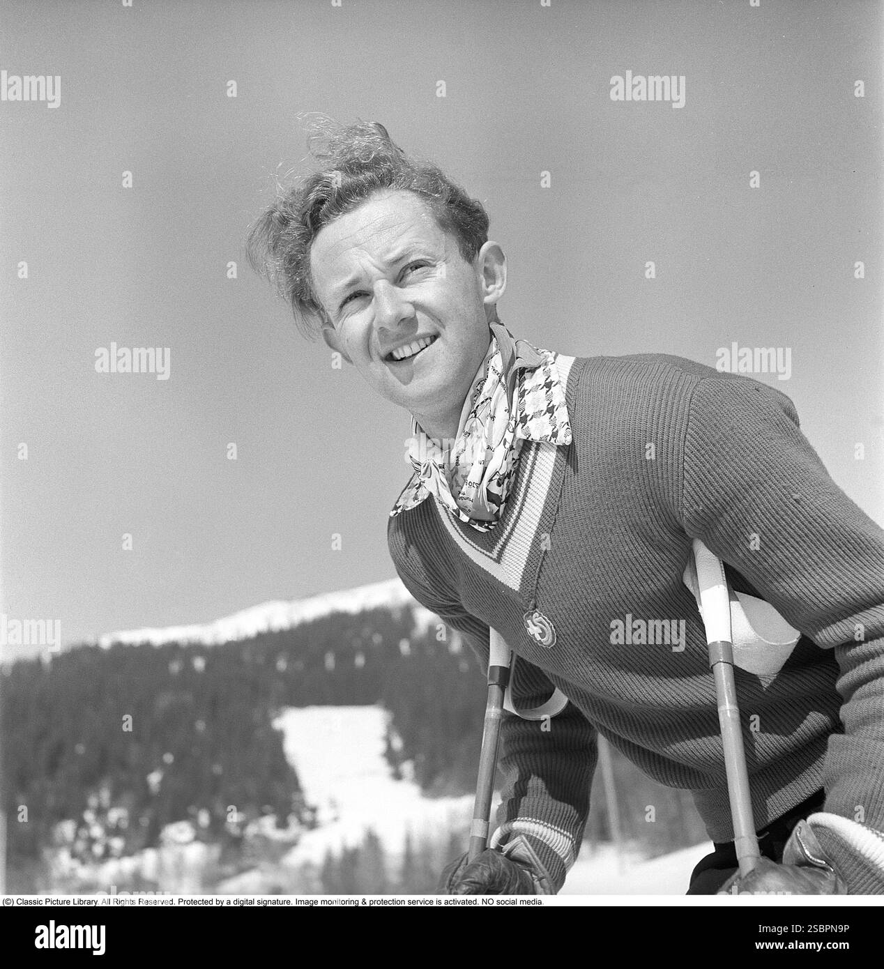 Åre 1952. La station de sports d'hiver populaire à Jämtland Suède où les gens vont skier et socialiser. Sur la photo est un homme qui pourrait être quelque chose d'un expert en ski alpin et slalom, démontrant la bonne façon de tourner et de skier sur la pente. Son équipement de ski, y compris les skis, les fixations et les bâtons, doit avoir été le plus moderne disponible à l'époque. Åre est connue pour sa longue histoire du ski et les années 1950 étaient une époque où le ski était une attraction sportive et touristique croissante. Photographe : Svahn Banque D'Images