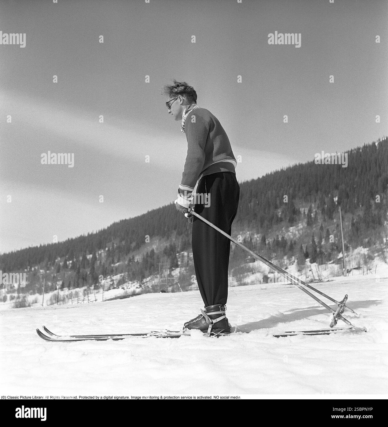 Åre 1952. La station de sports d'hiver populaire à Jämtland Suède où les gens vont skier et socialiser. Sur la photo est un homme qui pourrait être quelque chose d'un expert en ski alpin et slalom, démontrant la bonne façon de tourner et de skier sur la pente. Son équipement de ski, y compris les skis, les fixations et les bâtons, doit avoir été le plus moderne disponible à l'époque. Åre est connue pour sa longue histoire du ski et les années 1950 étaient une époque où le ski était une attraction sportive et touristique croissante. Photographe : Svahn Banque D'Images