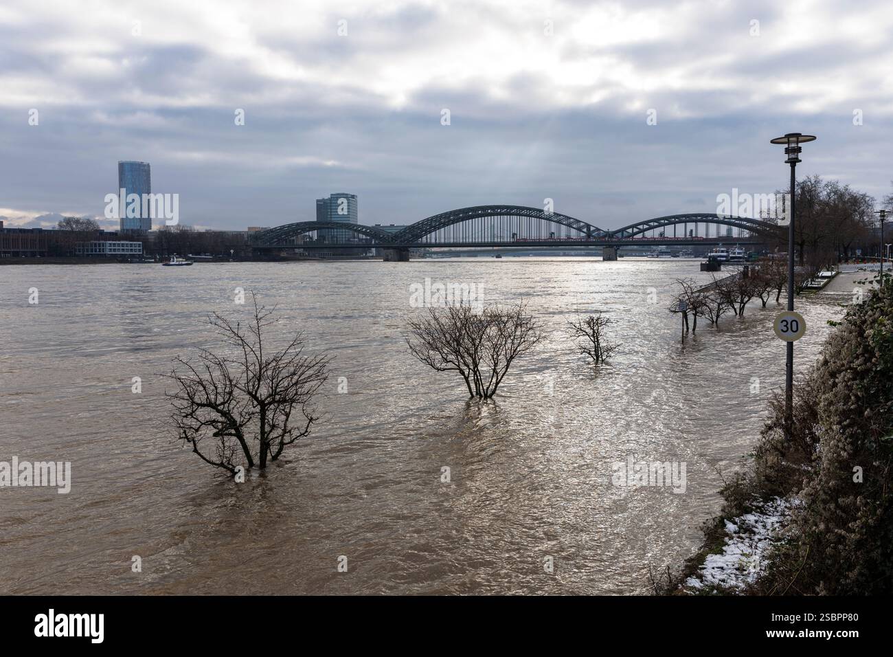 Crue du Rhin à Konrad-Adenauer-Ufer, gauche de la tour Lanxess dans le quartier Deutz, pont Hohenzollern, Cologne, Allemagne. 10.01.20 Banque D'Images
