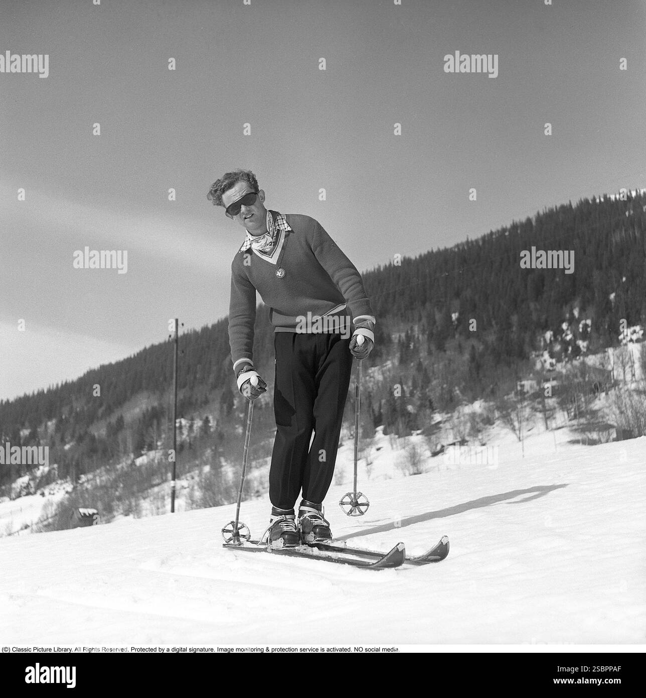 Åre 1952. La station de sports d'hiver populaire à Jämtland Suède où les gens vont skier et socialiser. Sur la photo est un homme qui pourrait être quelque chose d'un expert en ski alpin et slalom, démontrant la bonne façon de tourner et de skier sur la pente. Son équipement de ski, y compris les skis, les fixations et les bâtons, doit avoir été le plus moderne disponible à l'époque. Åre est connue pour sa longue histoire du ski et les années 1950 étaient une époque où le ski était une attraction sportive et touristique croissante. Photographe : Svahn Banque D'Images