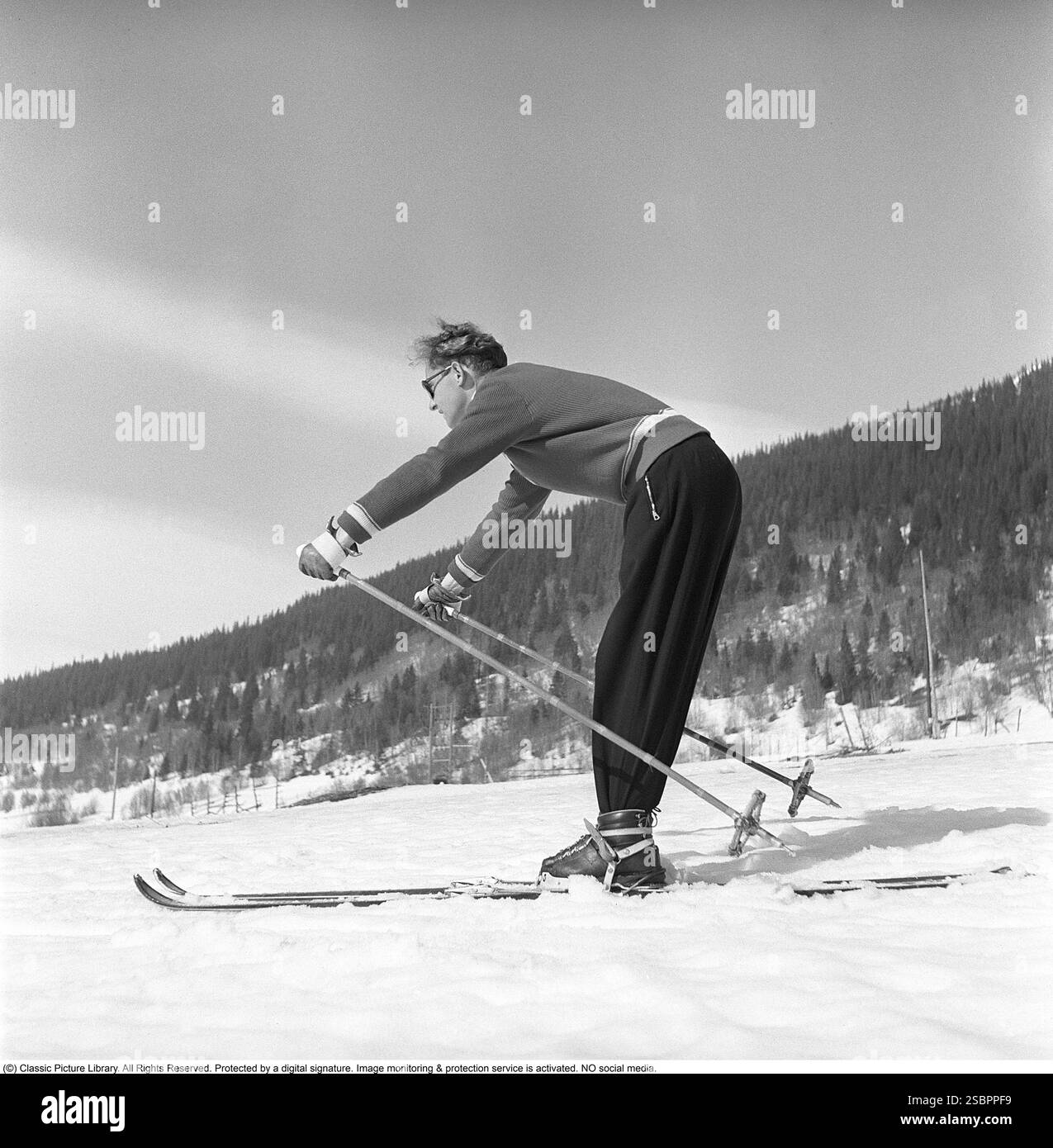 Åre 1952. La station de sports d'hiver populaire à Jämtland Suède où les gens vont skier et socialiser. Sur la photo est un homme qui pourrait être quelque chose d'un expert en ski alpin et slalom, démontrant la bonne façon de tourner et de skier sur la pente. Son équipement de ski, y compris les skis, les fixations et les bâtons, doit avoir été le plus moderne disponible à l'époque. Åre est connue pour sa longue histoire du ski et les années 1950 étaient une époque où le ski était une attraction sportive et touristique croissante. Photographe : Svahn Banque D'Images