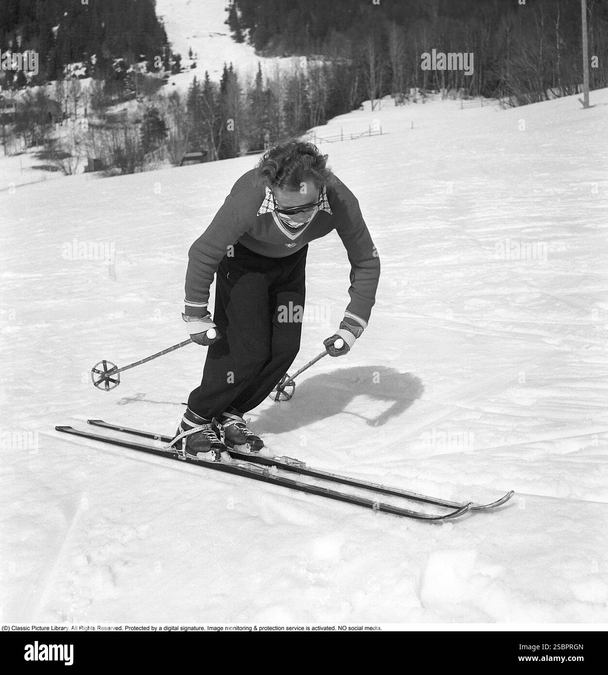 Åre 1952. La station de sports d'hiver populaire à Jämtland Suède où les gens vont skier et socialiser. Sur la photo est un homme qui pourrait être quelque chose d'un expert en ski alpin et slalom, démontrant la bonne façon de tourner et de skier sur la pente. Son équipement de ski, y compris les skis, les fixations et les bâtons, doit avoir été le plus moderne disponible à l'époque. Åre est connue pour sa longue histoire du ski et les années 1950 étaient une époque où le ski était une attraction sportive et touristique croissante. Photographe : Svahn Banque D'Images