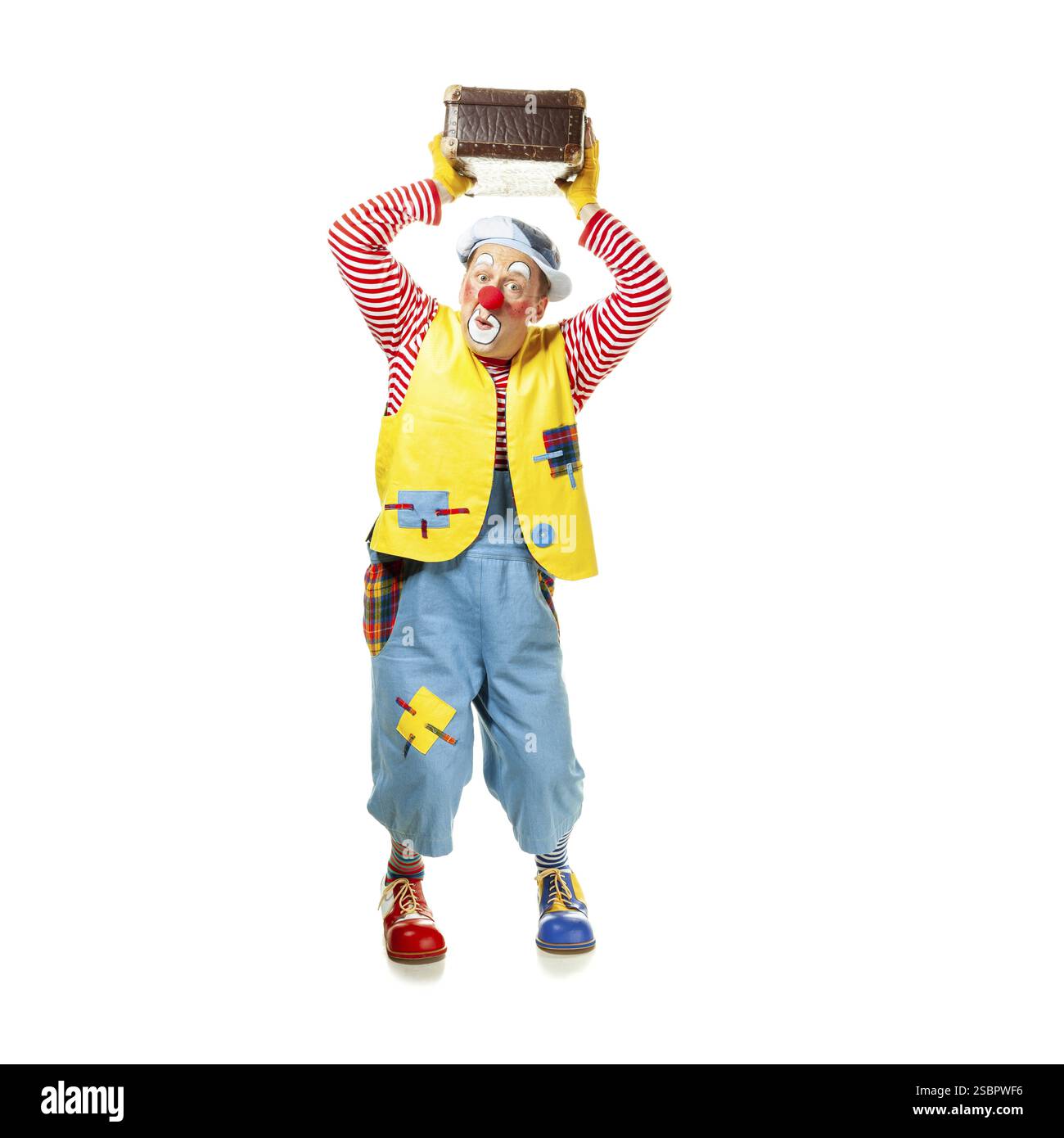 Un clown drôle avec une expression joyeuse souriante, isolé sur fond blanc Banque D'Images
