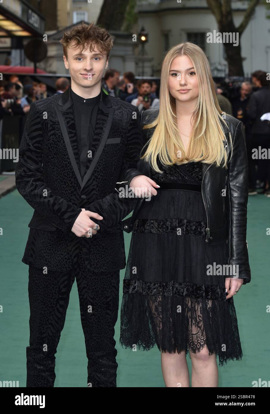 Ty Tennant et Lola Thatcher assistent à la première britannique de 'Tolkien' au Curzon Mayfair à Londres, en Angleterre. 29 avril 2019 Banque D'Images