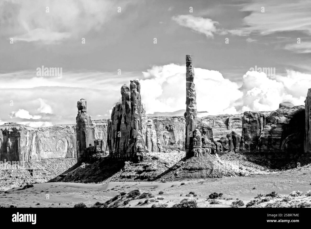 Une chaîne de montagnes avec une grande tour au milieu. Le ciel est nuageux. Les montagnes sont au loin Banque D'Images