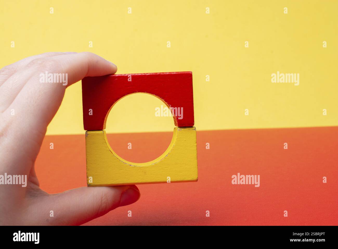 Tour de construction à la main avec des blocs de construction colorés Banque D'Images