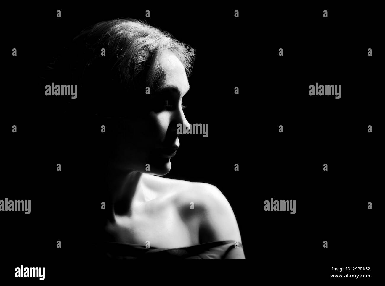 Belle femme d'âge moyen portrait mochrome sur fond noir Banque D'Images