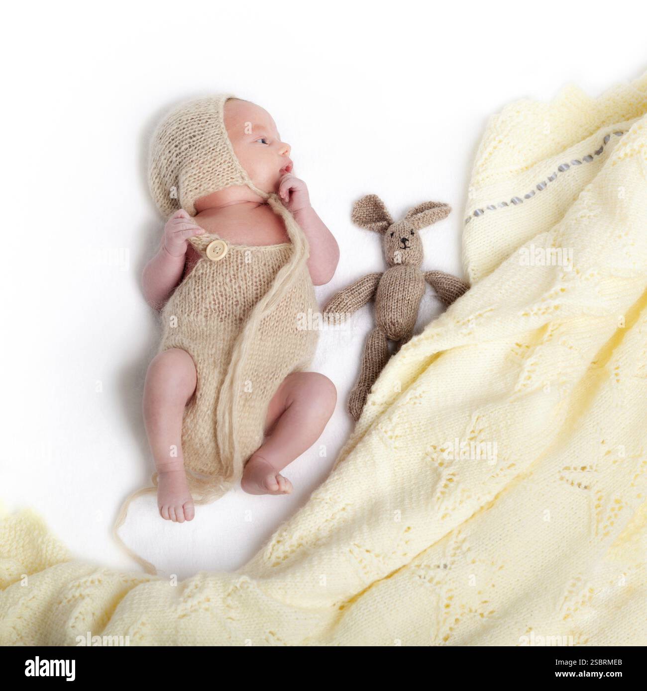 Bébé nouveau-né en bonne santé fille d'une semaine dormant Banque D'Images