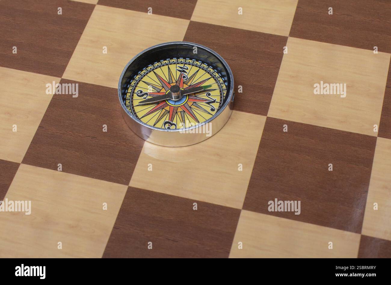 L'outil compas magnétique comme un concept de voyages Banque D'Images