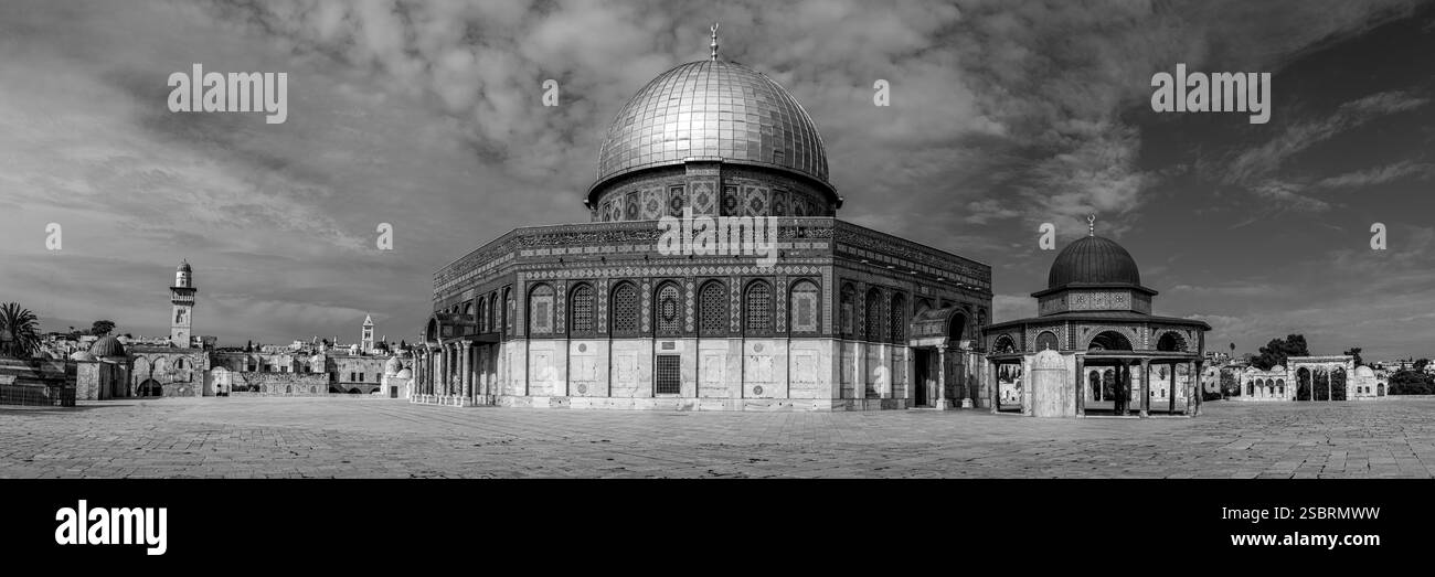 Panorama monochrome du Mont du Temple avec la mosquée Al Aqsa et le petit Dôme de la chaîne à Jérusalem Banque D'Images