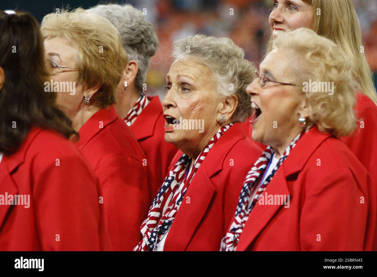 Les membres de la chorale chantent l'hymne national avant un match de Major League Soccer entre DC United et les Red Bulls de New York le 23 septembre 2006 au RFK Stadium de Washington, DC. Utilisation commerciale interdite. (Photographie de Jonathan Paul Larsen / Diadem images) Banque D'Images
