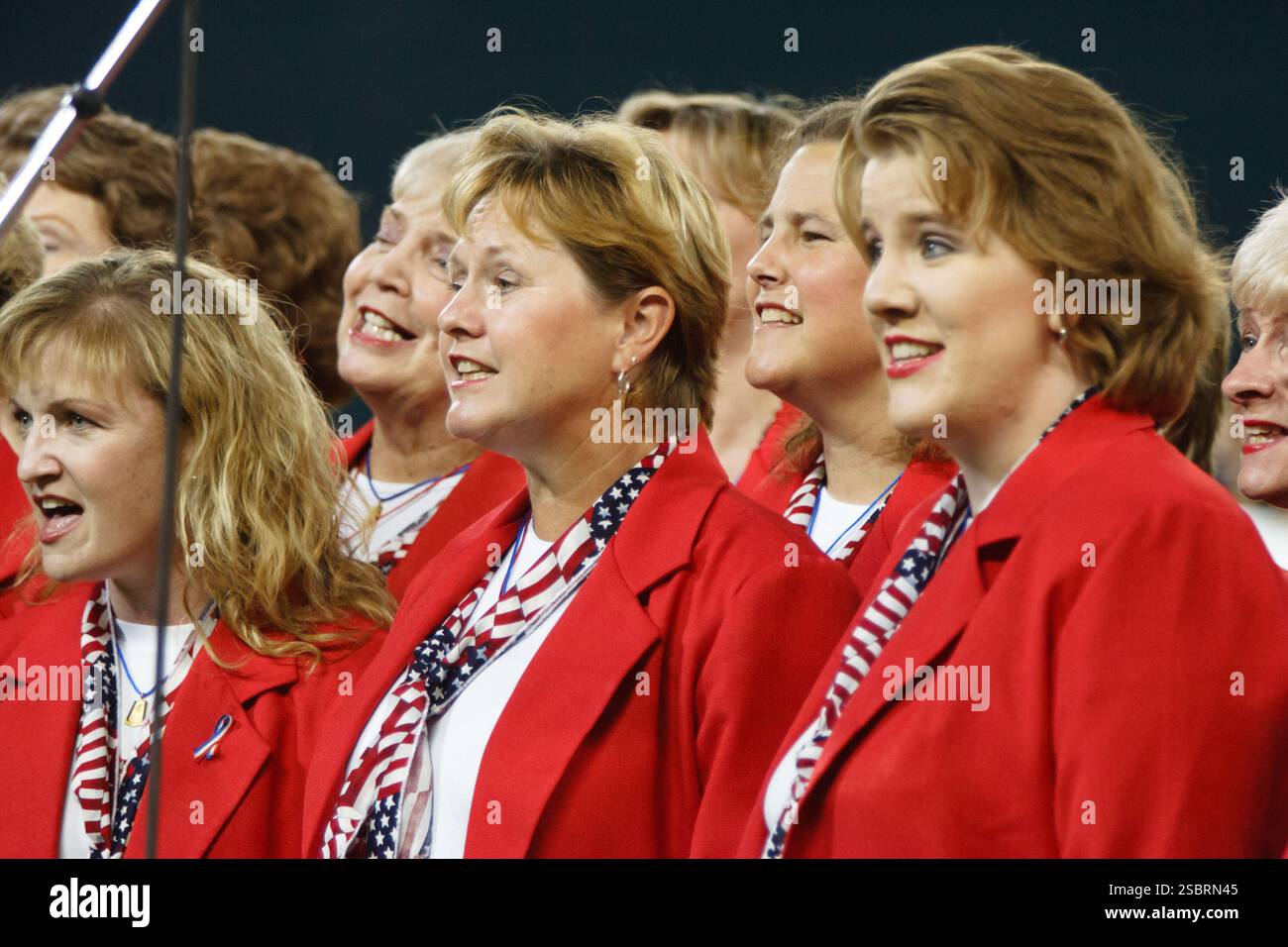 Les membres de la chorale chantent l'hymne national avant un match de Major League Soccer entre DC United et les Red Bulls de New York le 23 septembre 2006 au RFK Stadium de Washington, DC. Utilisation commerciale interdite. (Photographie de Jonathan Paul Larsen / Diadem images) Banque D'Images