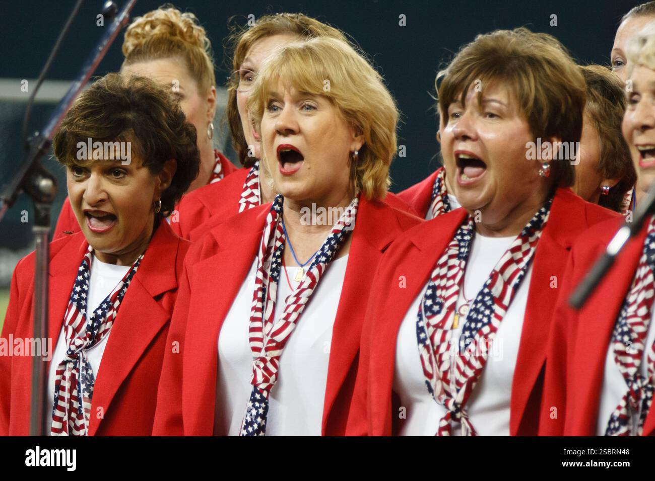 Les membres de la chorale chantent l'hymne national avant un match de Major League Soccer entre DC United et les Red Bulls de New York le 23 septembre 2006 au RFK Stadium de Washington, DC. Utilisation commerciale interdite. (Photographie de Jonathan Paul Larsen / Diadem images) Banque D'Images