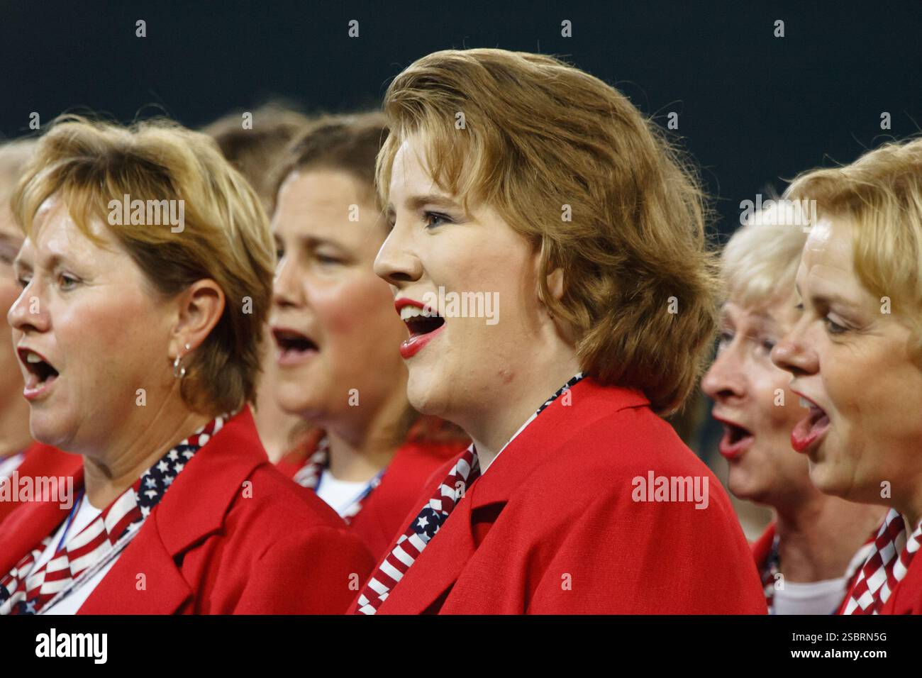 Les membres de la chorale chantent l'hymne national avant un match de Major League Soccer entre DC United et les Red Bulls de New York le 23 septembre 2006 au RFK Stadium de Washington, DC. Utilisation commerciale interdite. (Photographie de Jonathan Paul Larsen / Diadem images) Banque D'Images
