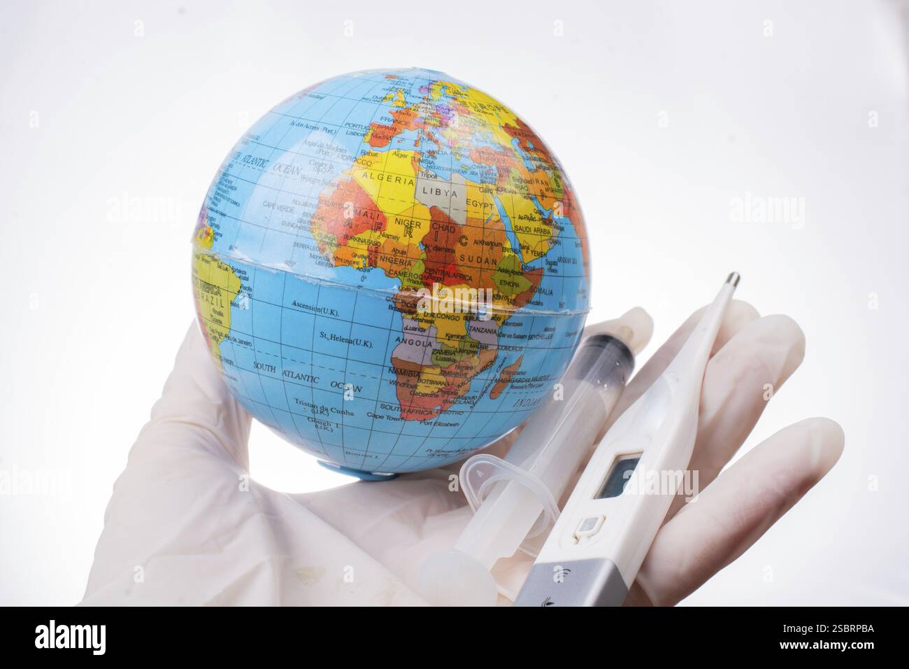 Thermomètre médical, Shryng et globe concept de réchauffement planétaire Banque D'Images