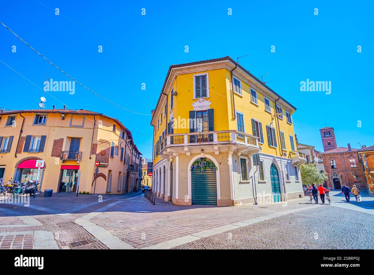 Maisons de ville historiques colorées de la ville médiévale de Monza, Italie Banque D'Images