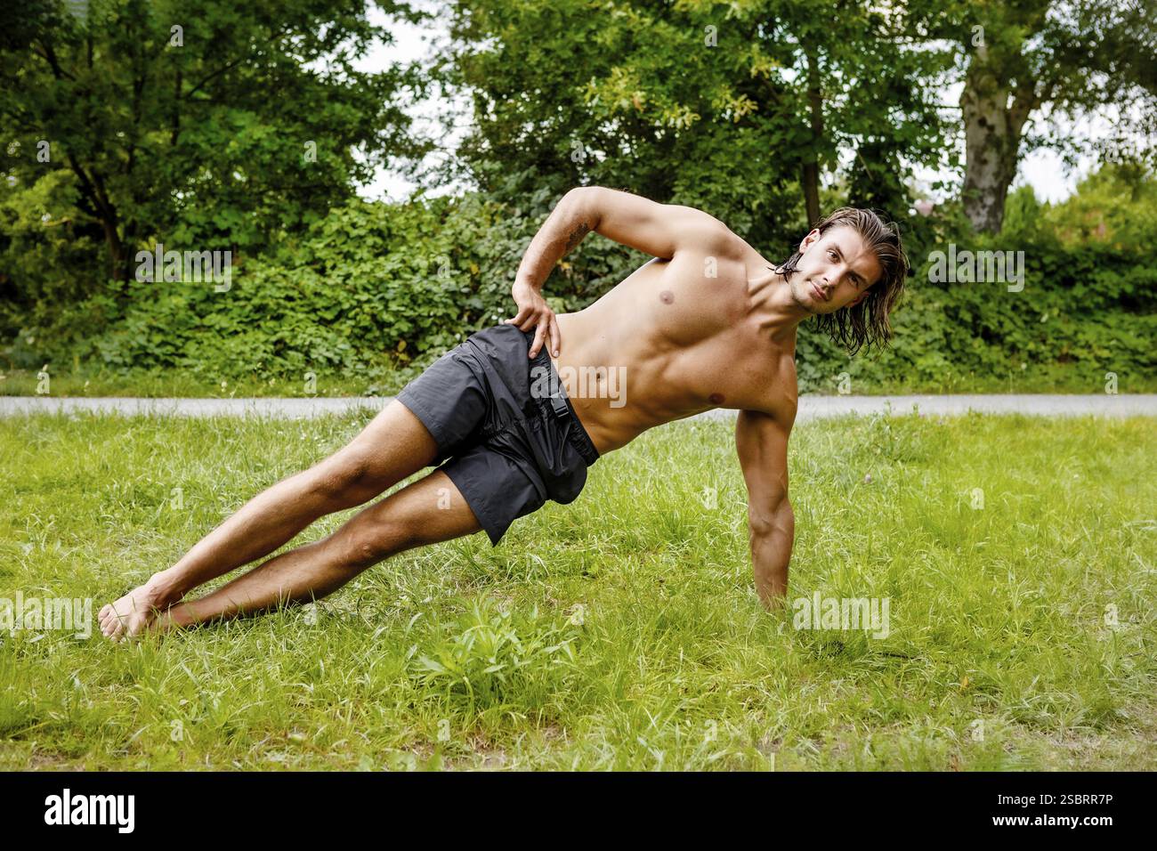 Jeune homme exerce des sports dans le parc - concepts de fitness Banque D'Images