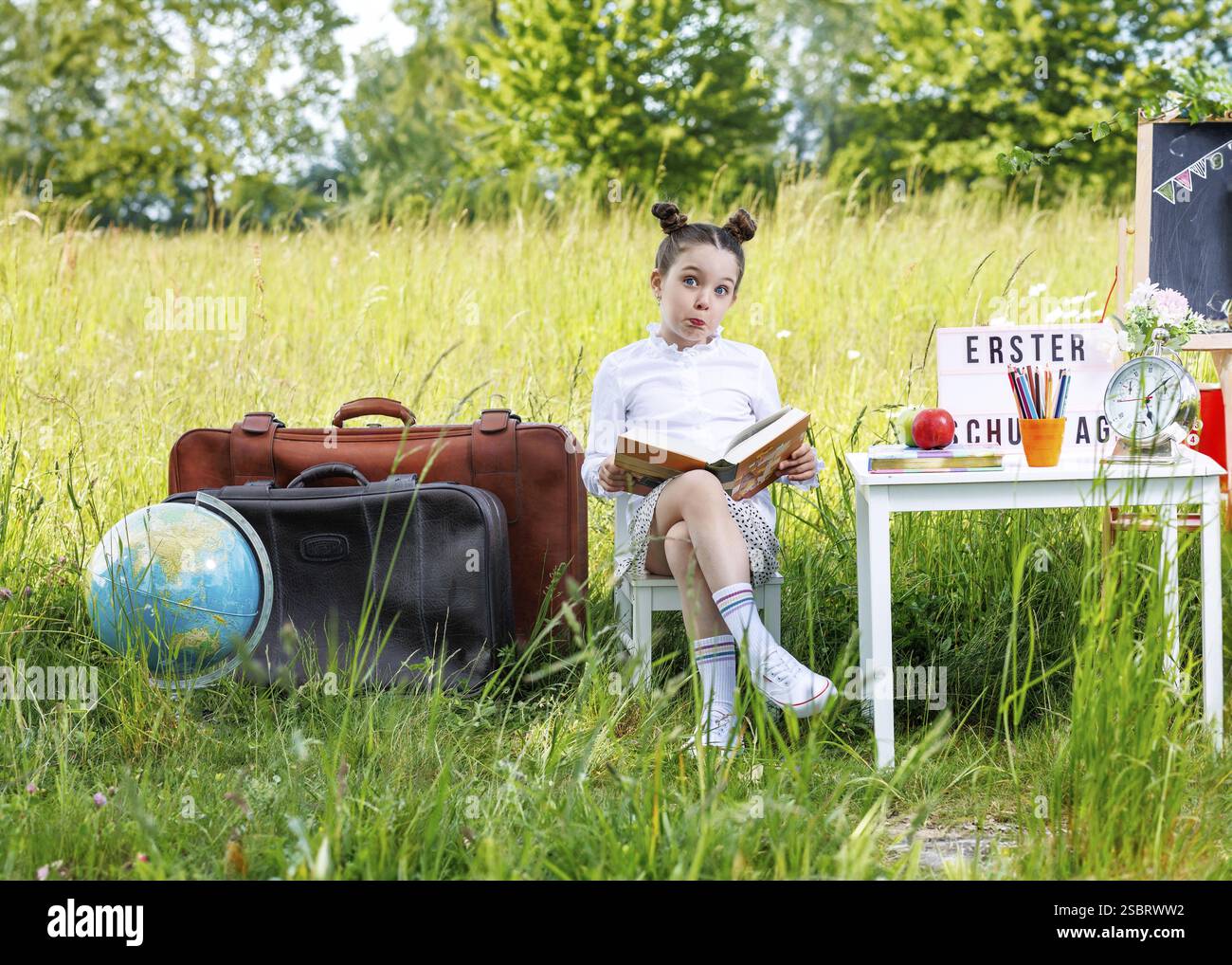 Retour à l'école. Bonne fille d'école souriante près du champ, concept d'éducation, d'apprentissage et d'autonomisation de l'enfance Banque D'Images