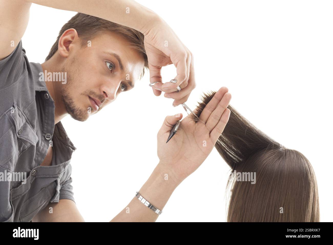 Coiffeur professionnel avec modèle de cheveux longs, isolated on white Banque D'Images