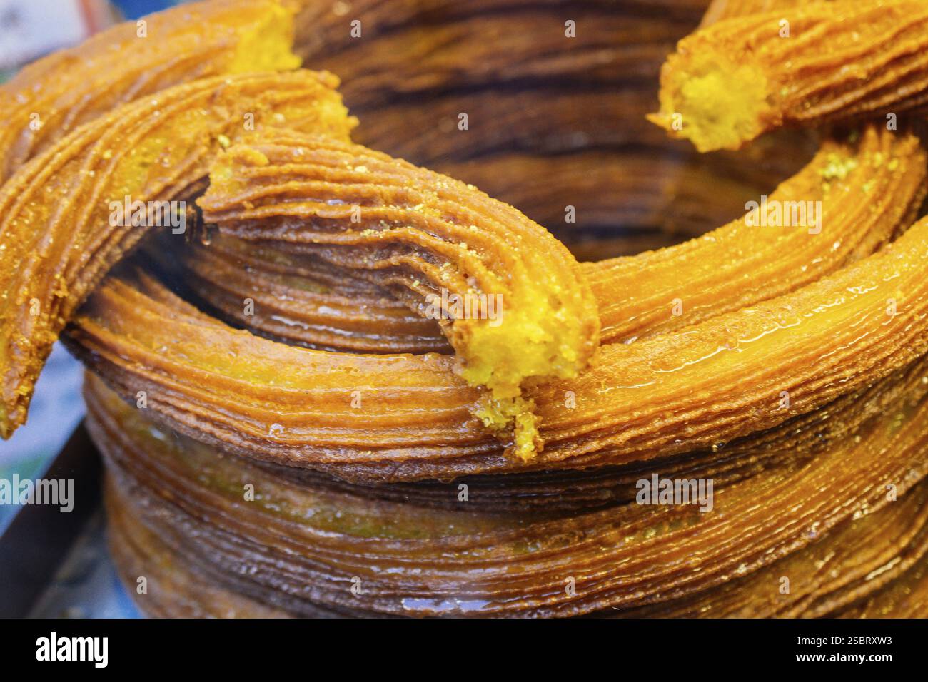 Délicieux desserts turcs traditionnels, dessert anneau, halka tatli Banque D'Images