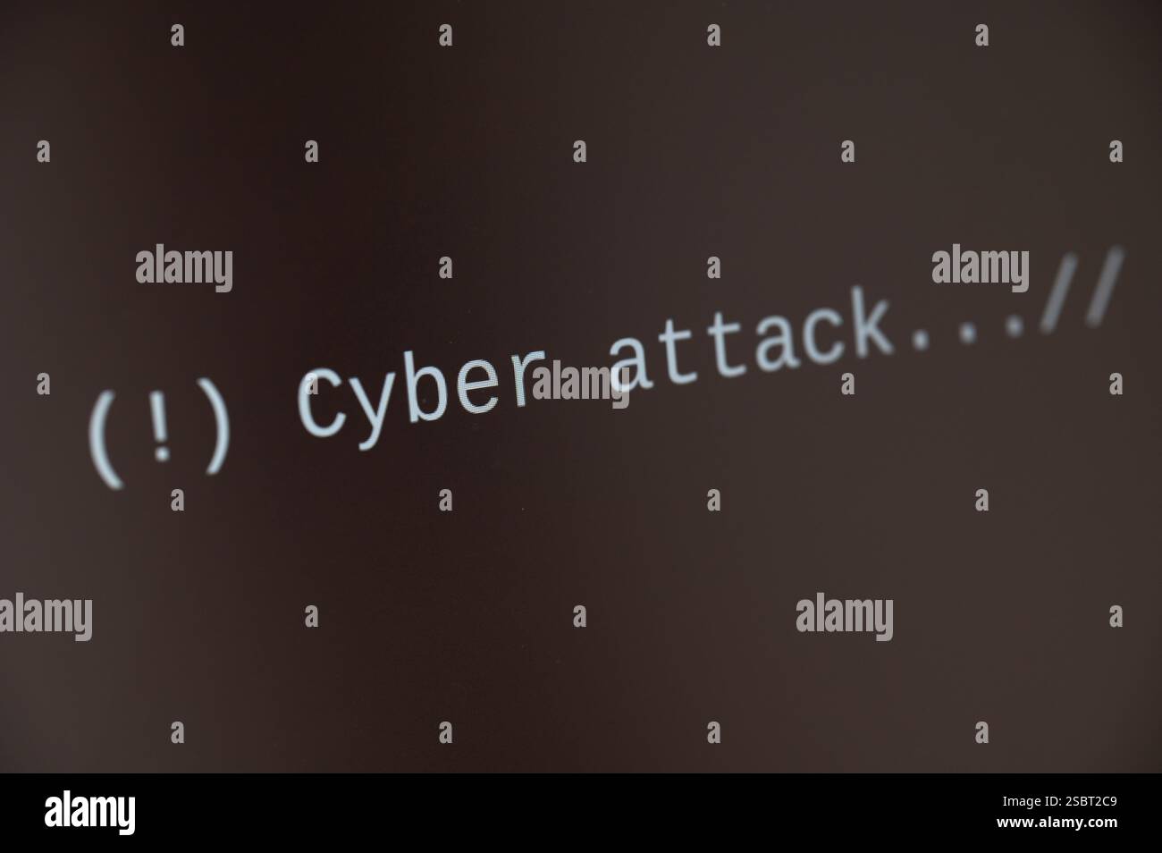 Écran d'ordinateur noir, avec texte cyber attaque. Bybera et plantage du système informatique. Banque D'Images