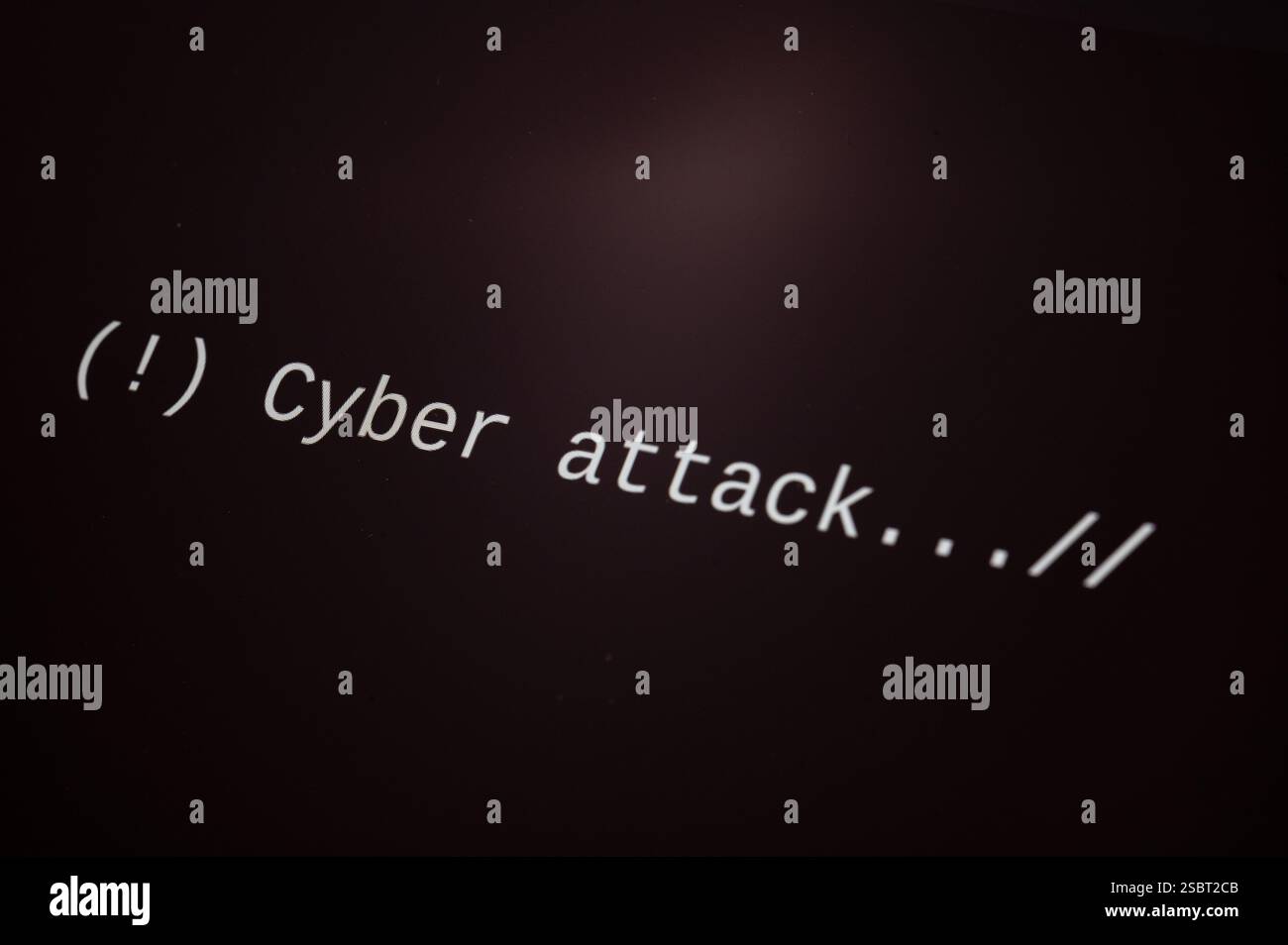 Écran d'ordinateur noir, avec texte cyber attaque. Bybera et plantage du système informatique. Banque D'Images
