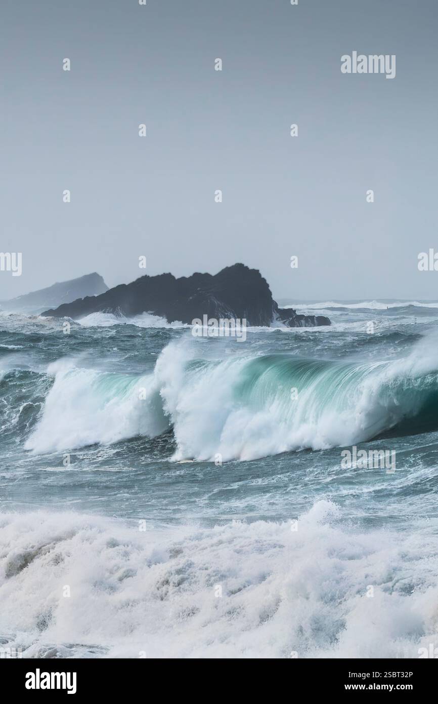 Mer sauvage agitée dans la baie de Fistral causée par la tempête Éowyn sur la côte de Newquay en Cornouailles au Royaume-Uni. Banque D'Images