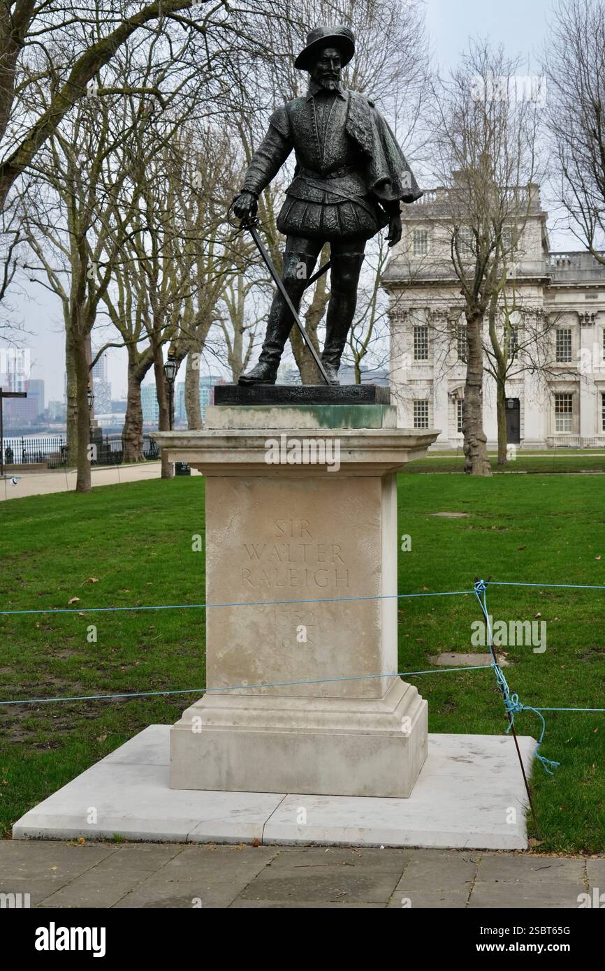 Statue de Sir Walter Raleigh au Old Royal Naval College de Greenwich. Banque D'Images