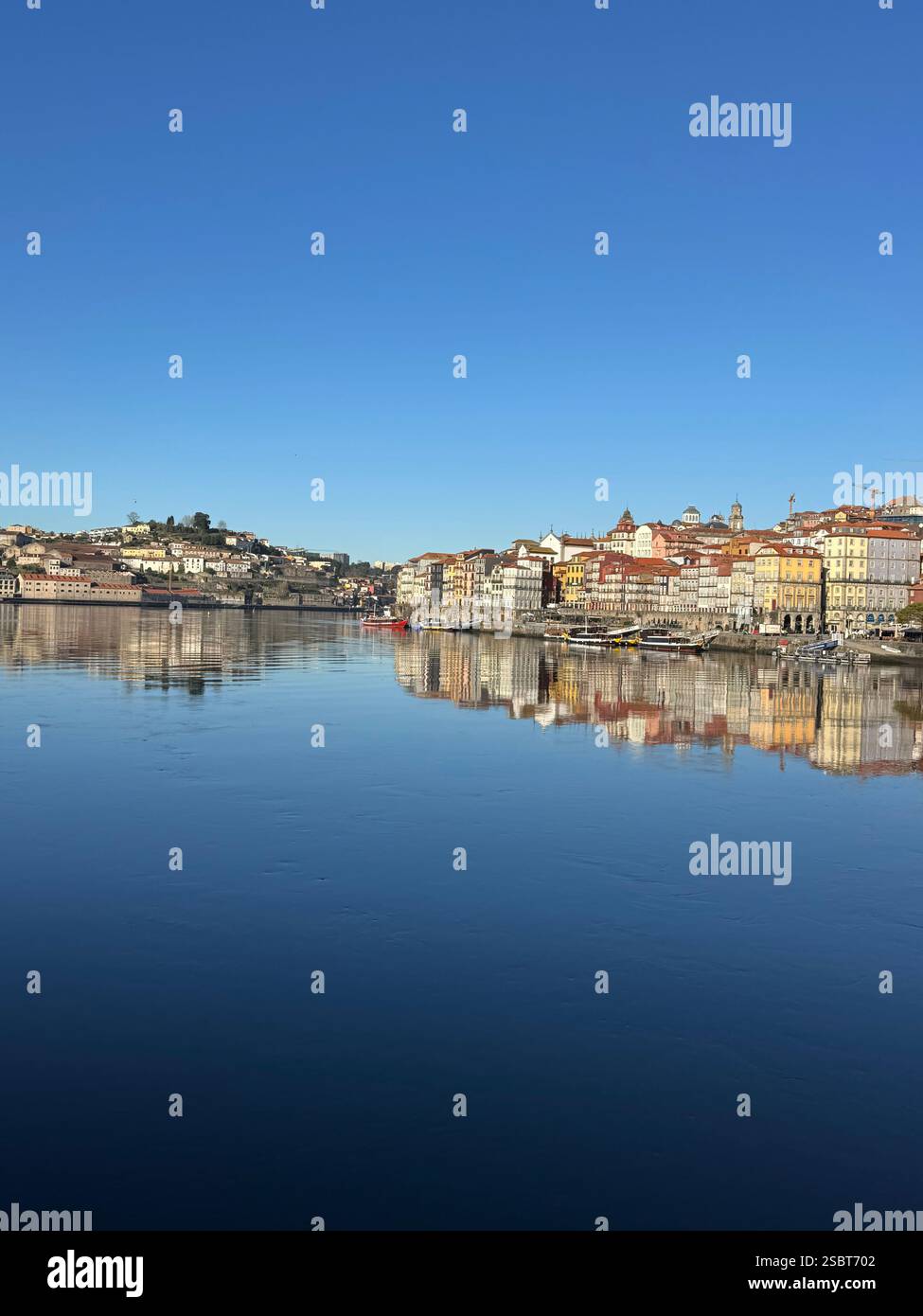 Le fleuve Douro par un matin sans nuages mais frais à Porto, Portugal, le 3 février 2025 Banque D'Images