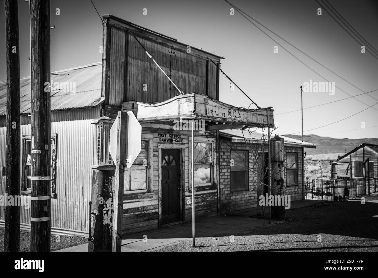 Le vieux bureau de poste et magasin abandonné dans la ville presque fantôme de Darwin, CA. De vieilles pompes à essence en verre visible distribuaient du carburant aux voyageurs. Banque D'Images