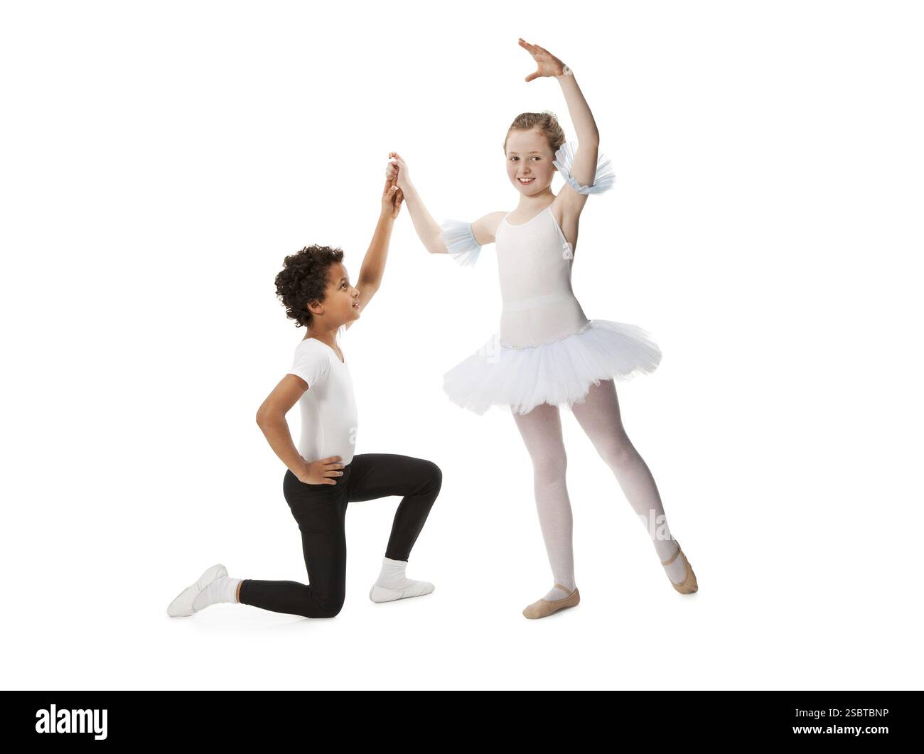 Enfants interraciaux dansant ensemble, isolés sur blanc Banque D'Images